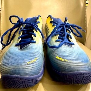 Barely worn perfect tennis shoes